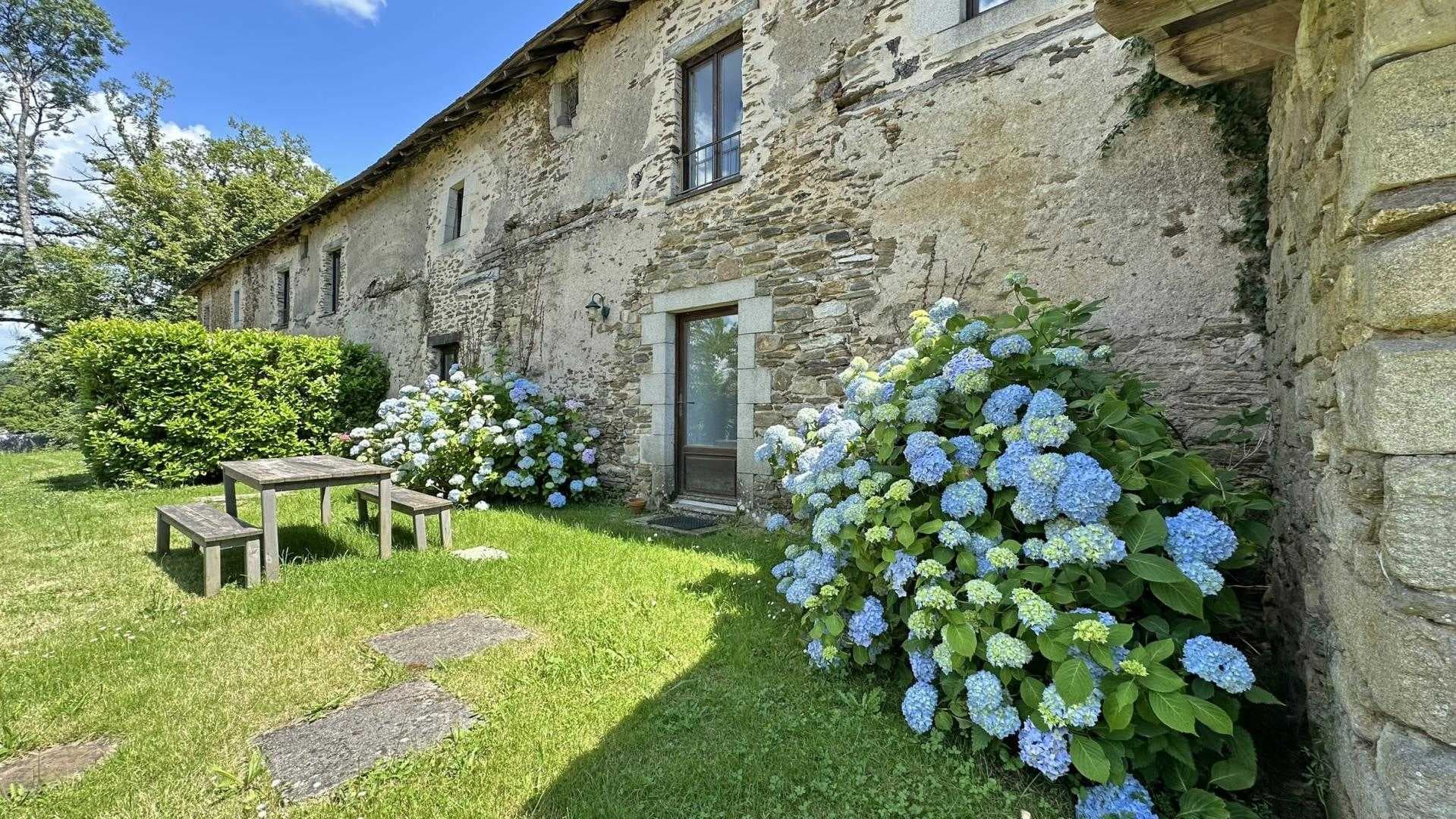 Le vieux château à Vicq sur Breuilh en Haute-Vienne (Nouvelle Aquitaine)_27