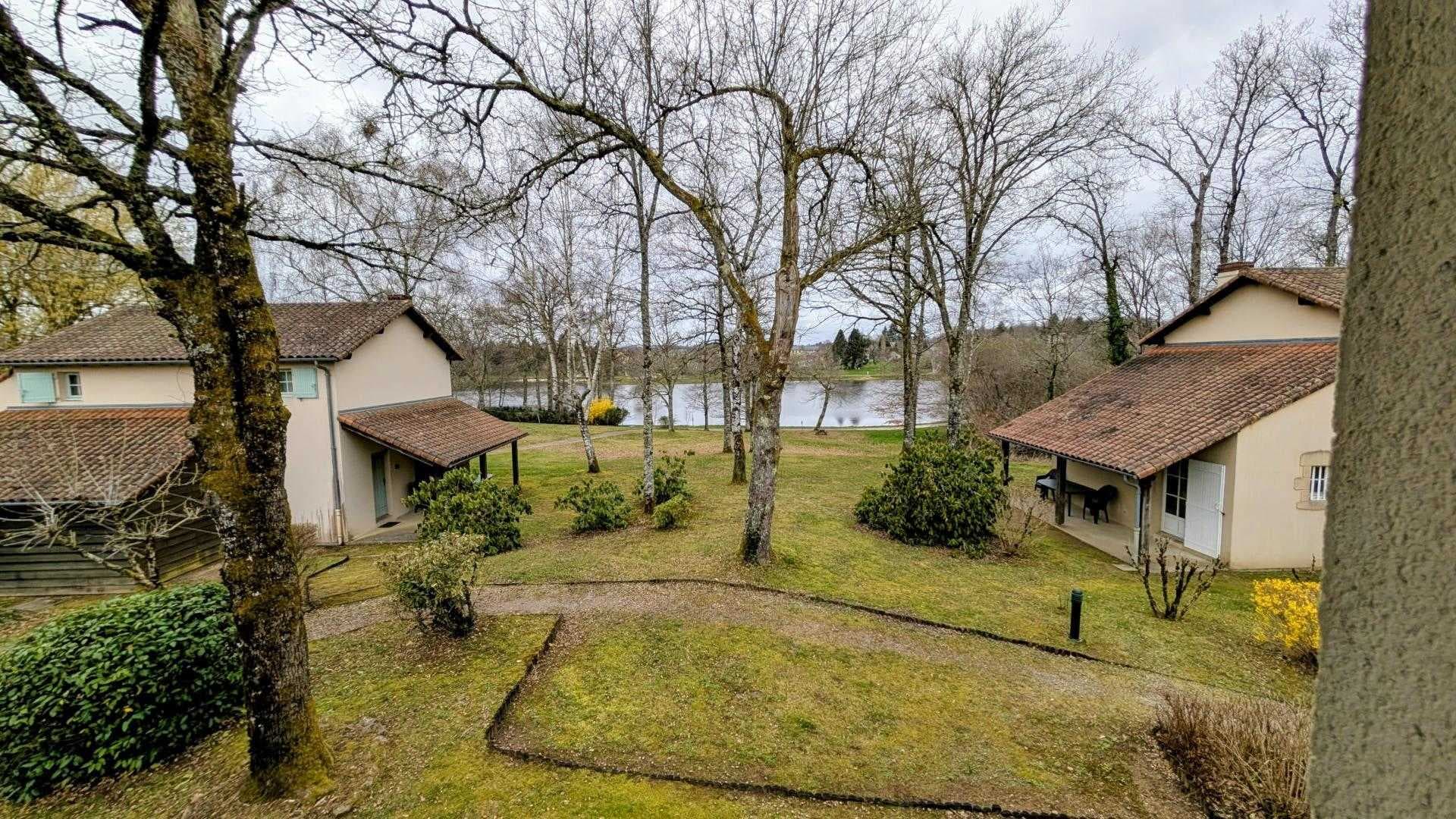 Gite "Pierrelaine - Etang de La Roche" à Meuzac en Haute-Vienne (Limousin)- vue chambre double_11