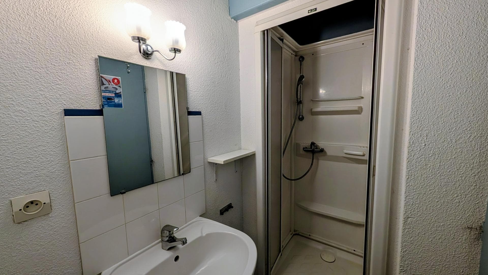 Gite "Le Mazeau - Etang de La Roche" à Meuzac en Haute-Vienne (Limousin)- douche privée à la chambre double étage_12