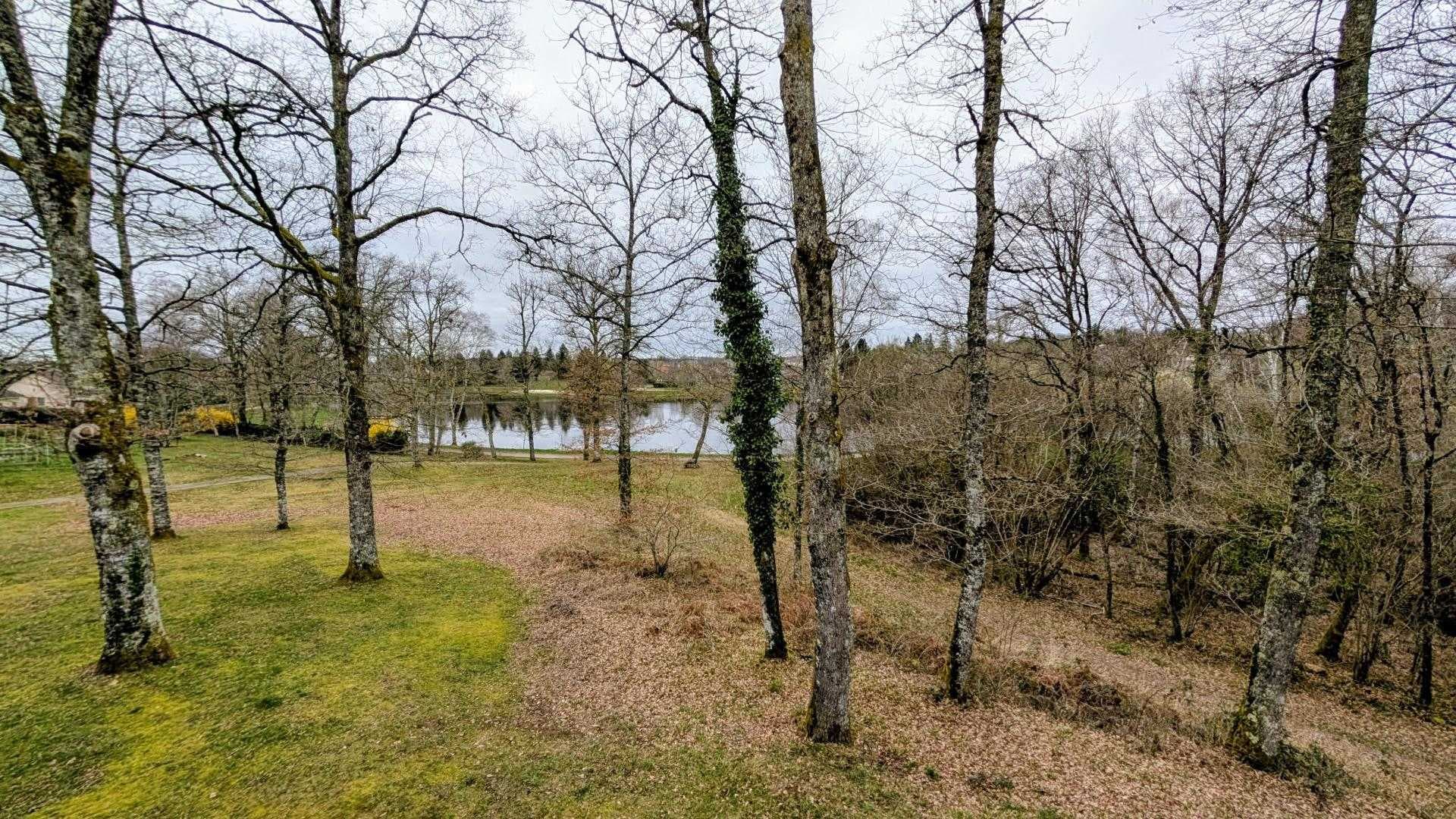 Gite "Chavagnac - Etang de La Roche" à Meuzac en Haute-Vienne (Limousin) - vue étage_3