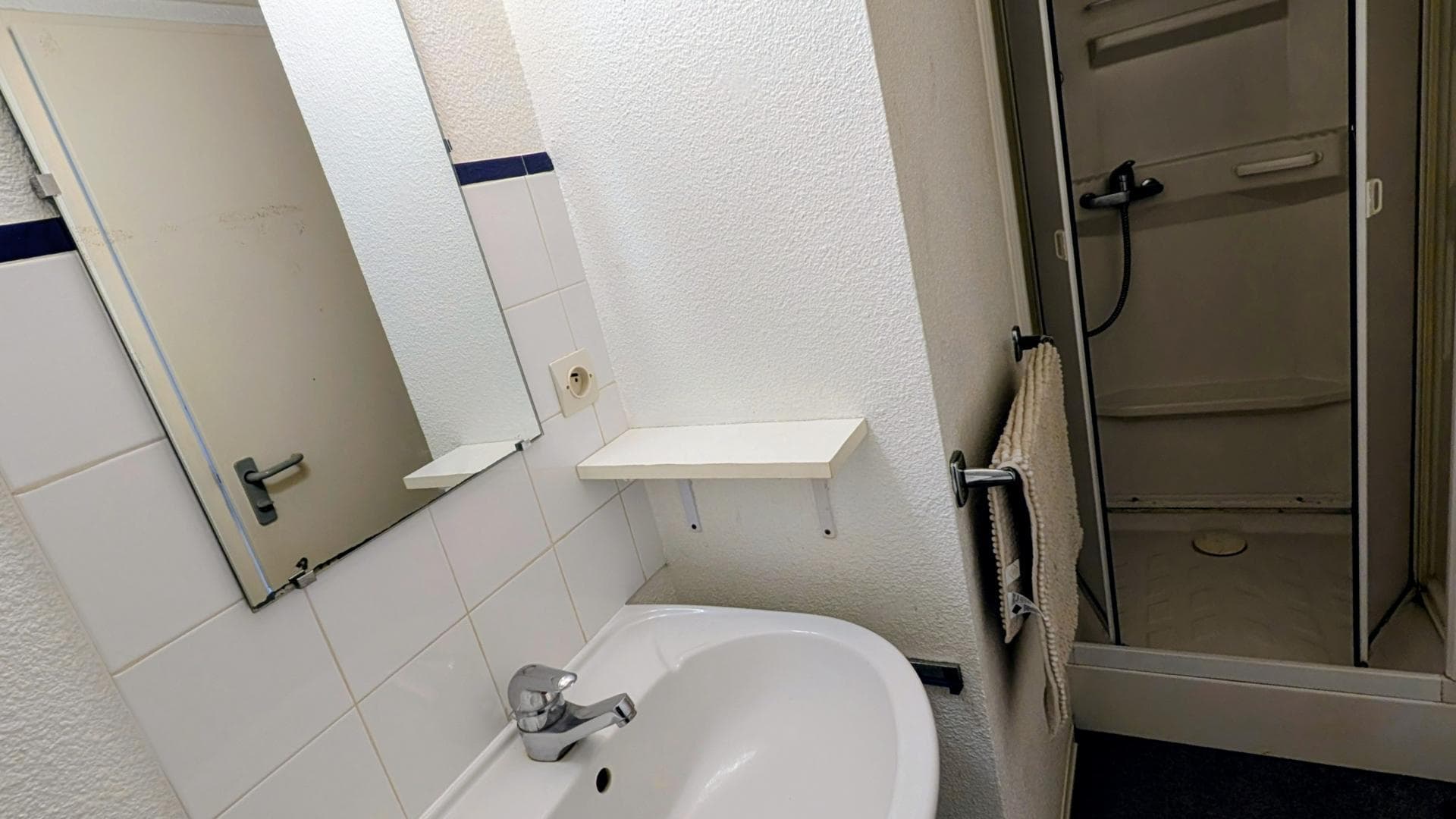 Gite "Chavagnac - Etang de La Roche" à Meuzac en Haute-Vienne (Limousin)- douche étage_11