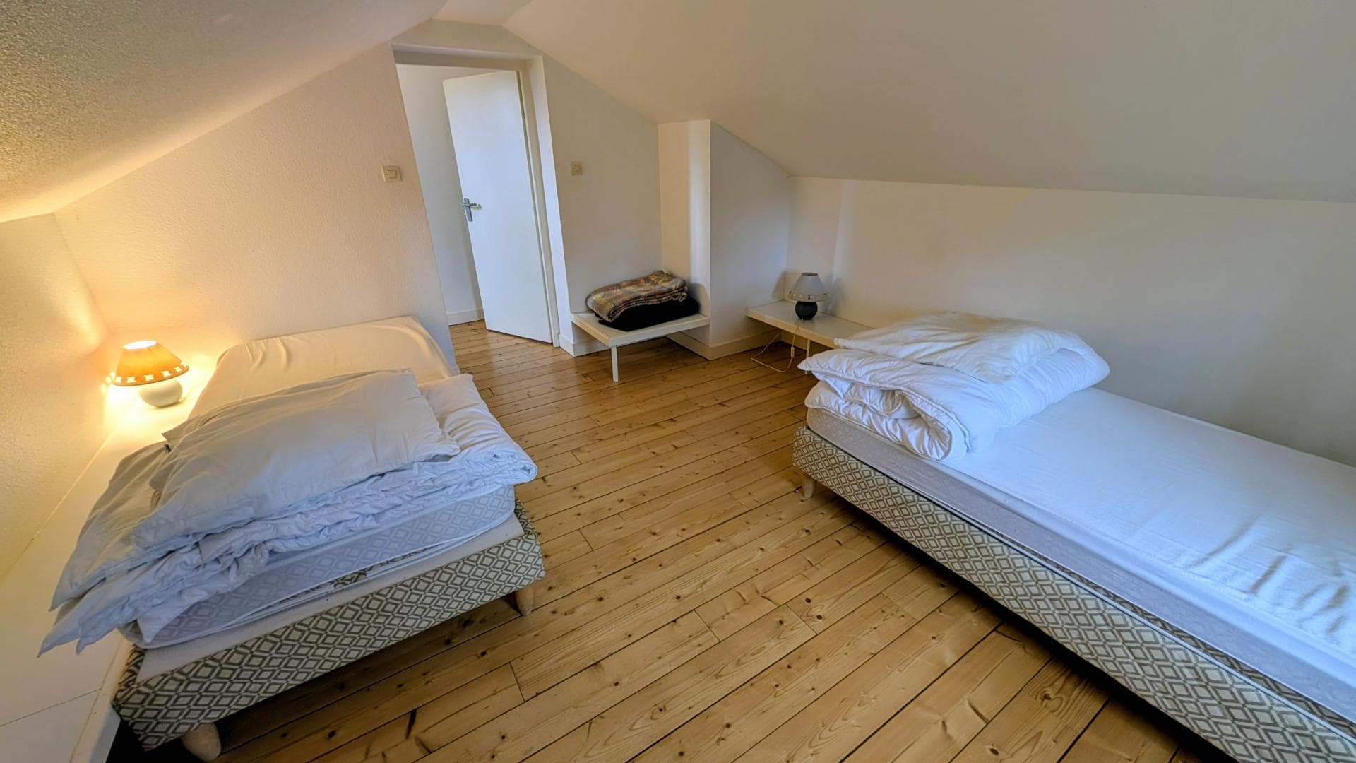 Gite "Chavagnac - Etang de La Roche" à Meuzac en Haute-Vienne (Limousin)- chambre mansardée étage_13