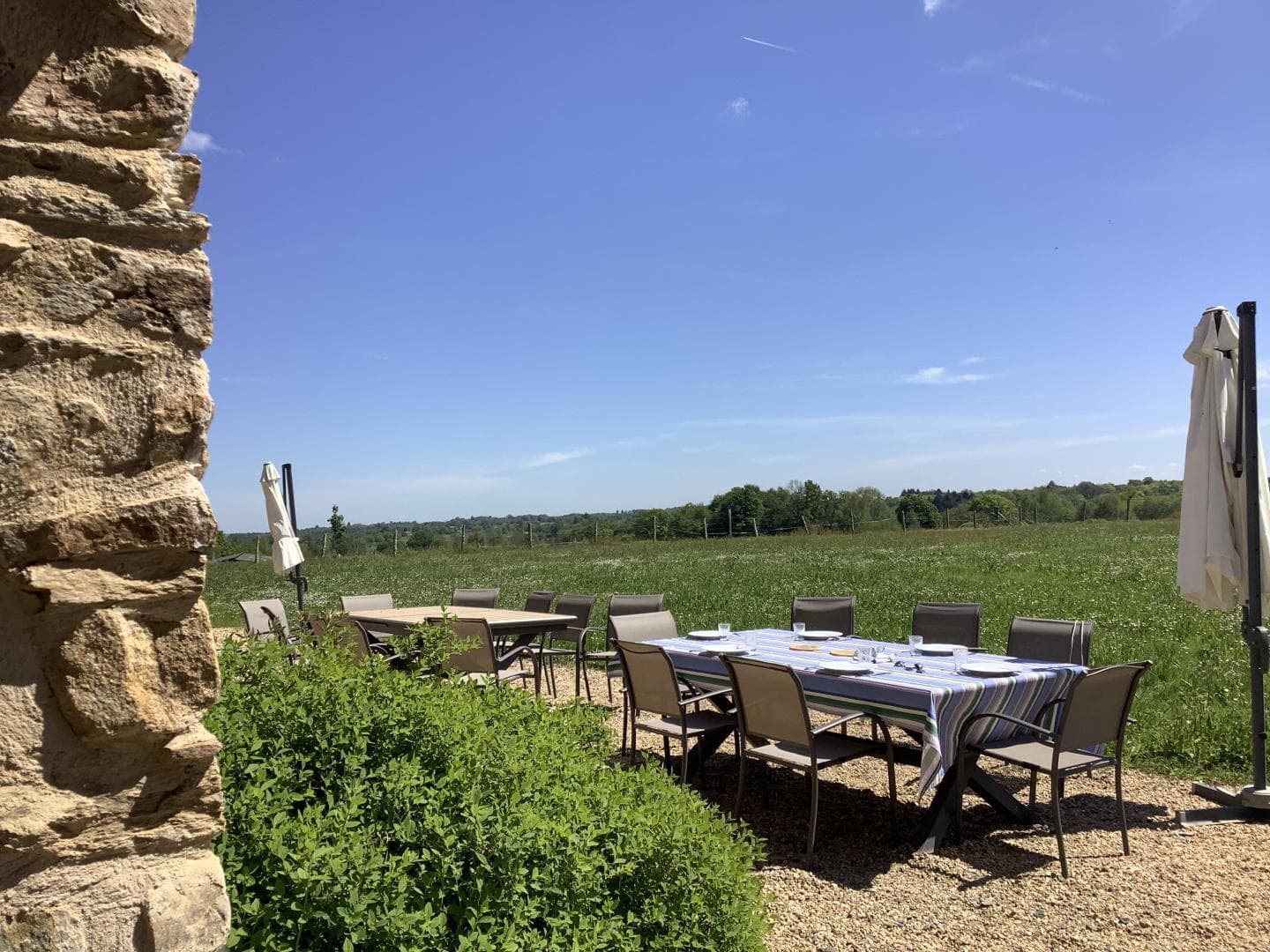 terrasse avec deux tables de 10 personnes_2