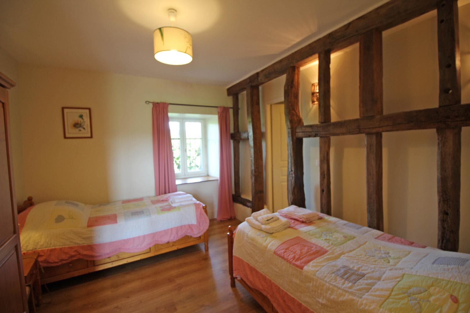 Gite" La Feuillardière" à Champagnac La Riviere en Haute-Vienne, chambre en bas deux lits_23