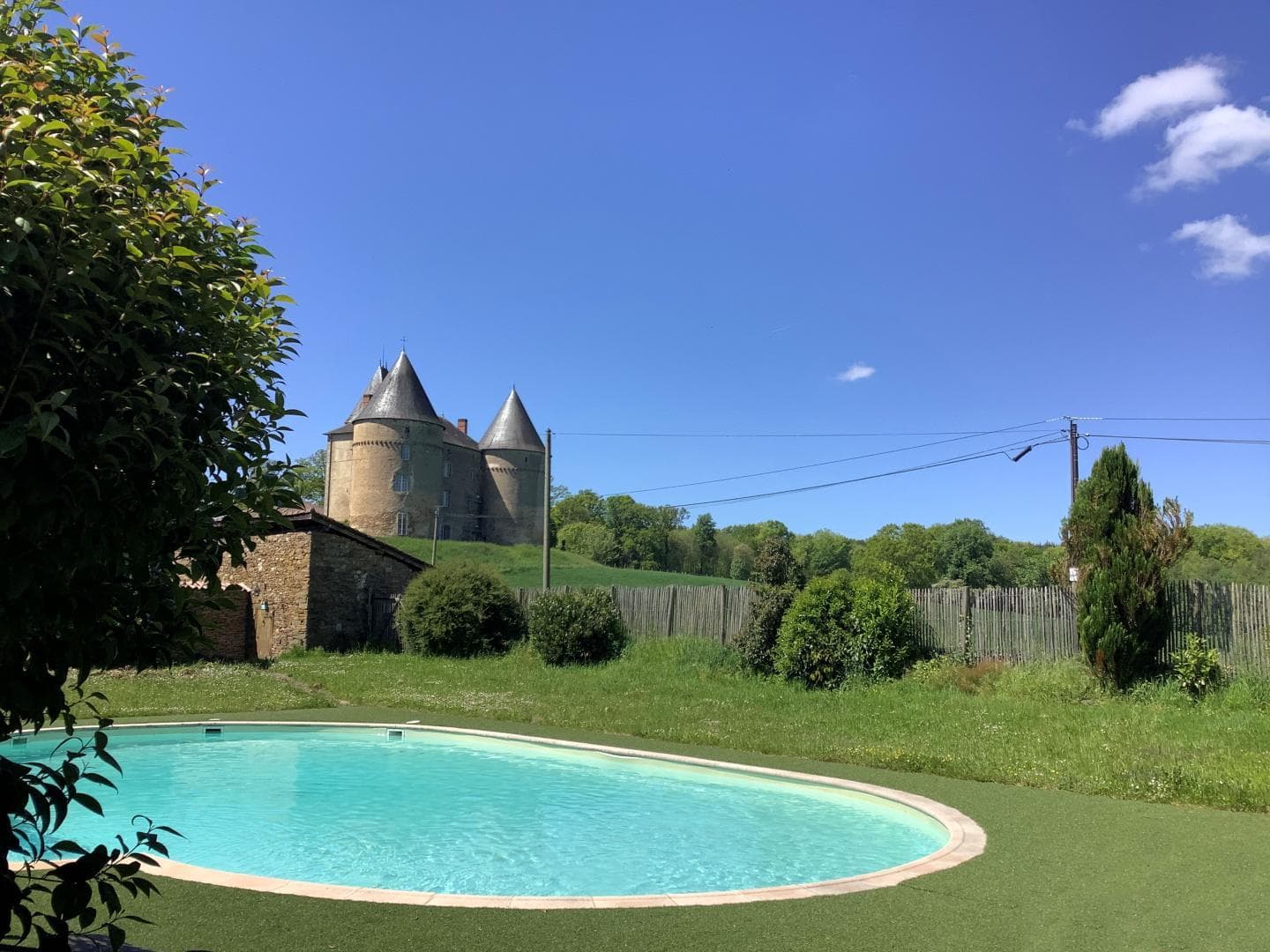 piscine partagée donnant sur le château de Brie_4