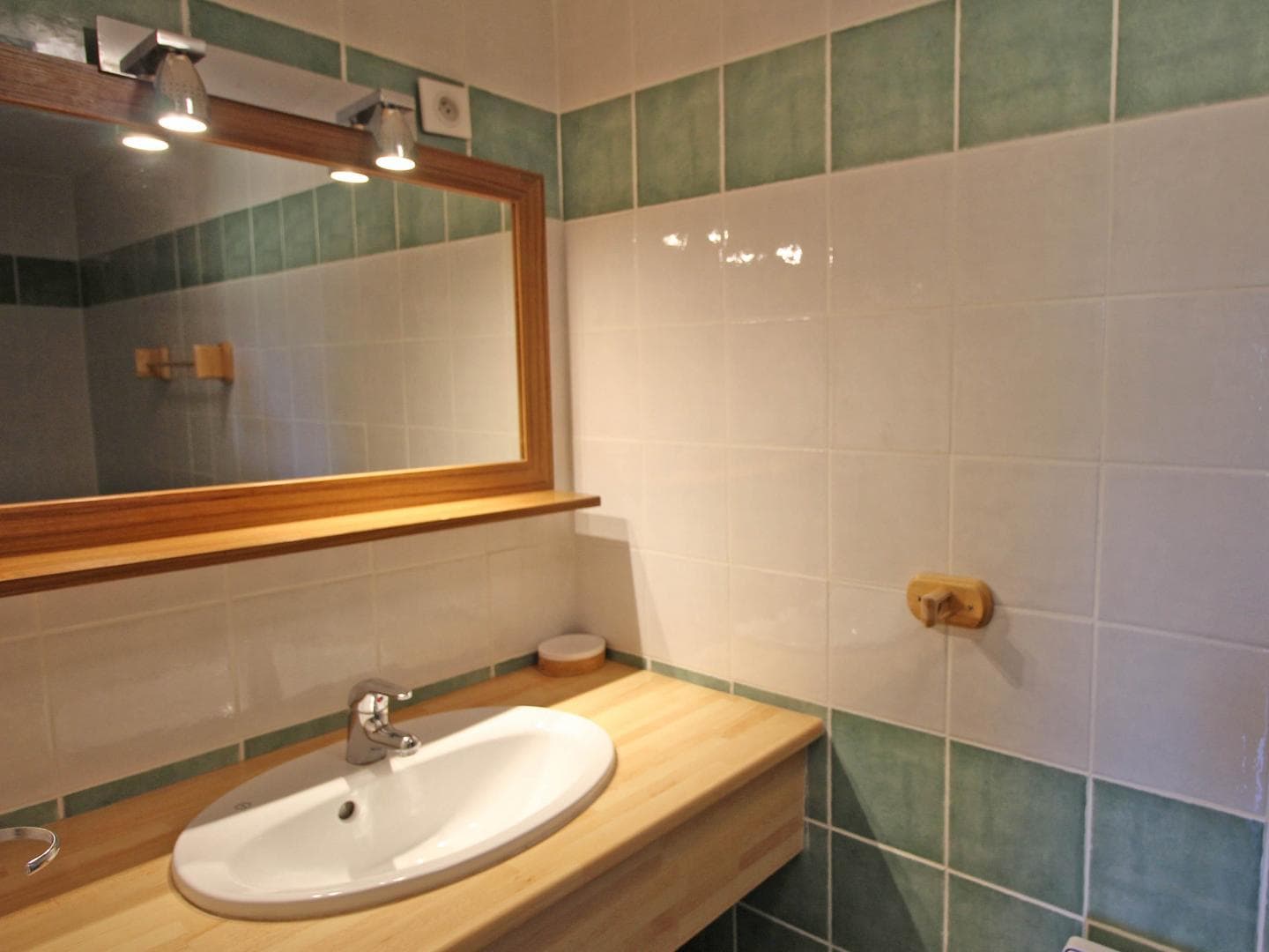Gite" La Feuillardière" à Champagnac La Riviere en Haute-Vienne salle de bain chambre en bas_34