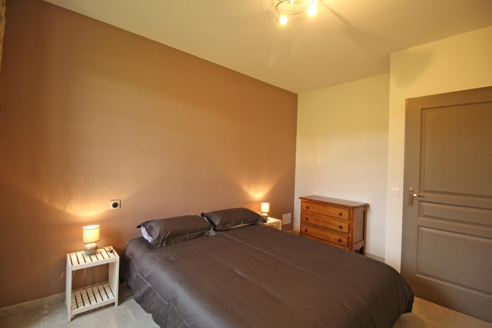 Gîte de 'La Reille' à Cussac en Haute-Vienne (Nouvelle Aquitaine)- chambre marron au rez-de-chaussée_16