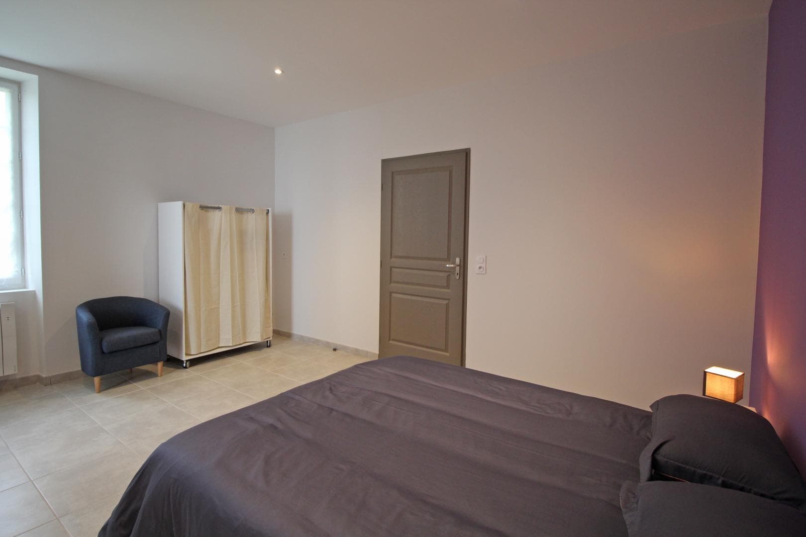 Gîte de 'La Reille' à Cussac en Haute-Vienne (Nouvelle Aquitaine)- chambre violette au rez-de-chaussée_18