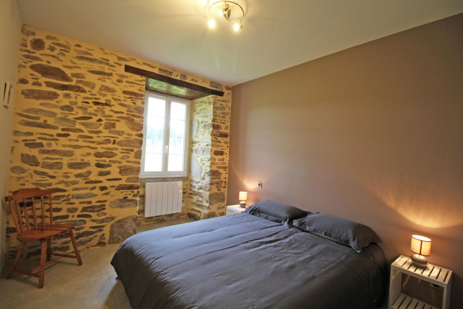 Gîte de 'La Reille' à Cussac en Haute-Vienne (Nouvelle Aquitaine)- chambre marron au rez-de-chaussée_15