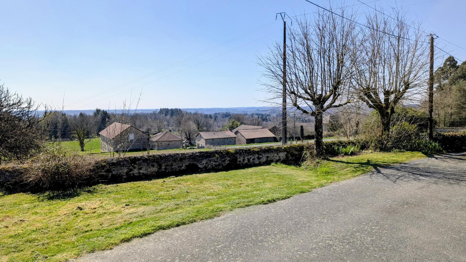 Gîte chez Marie-Louise à Dournazac en Haute-Vienne - Nouvelle Aquitaine - devant le gîte_17