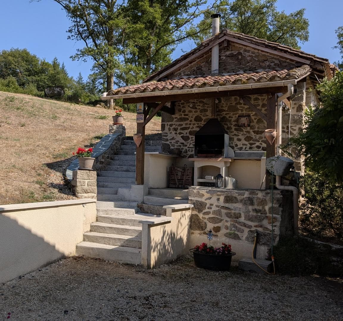 Gite de la Petite Lisonne - commune de Marval en Haute-vienne - Limousin - le barbecue_36