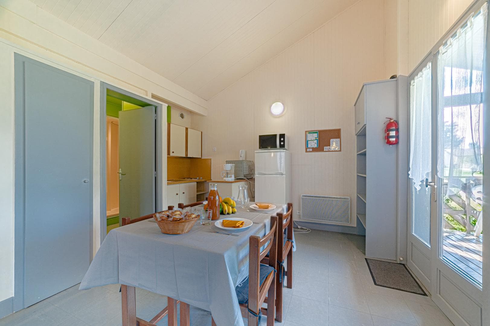 Gite " Les Ribières" à Les Cars en Haute-Vienne (Nouvelle Aquitaine) - cuisine / salle à manger_4