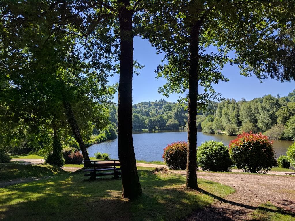 Le hameau de Maridèle à Cussac en Haute-Vienne,vue sur l'étang_25