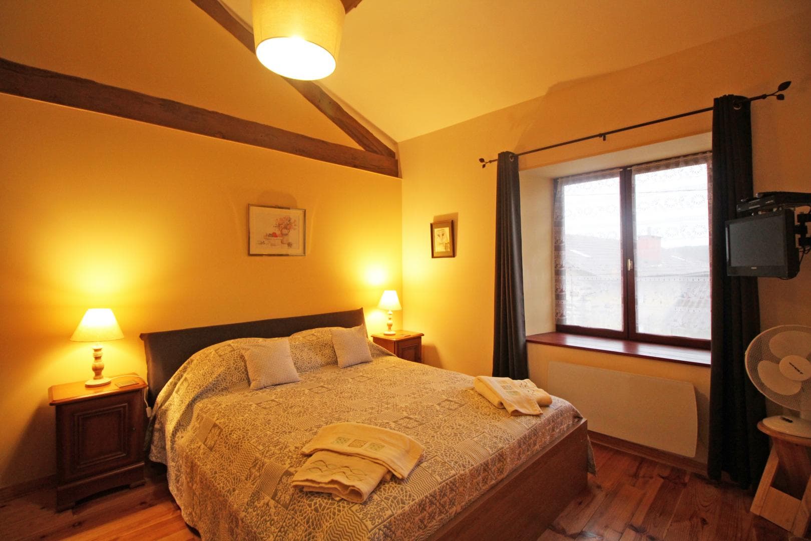 Maison de Massaloux à Gorre en Haute-Vienne (Nouvelle Aquitaine) - chambre jaune_36