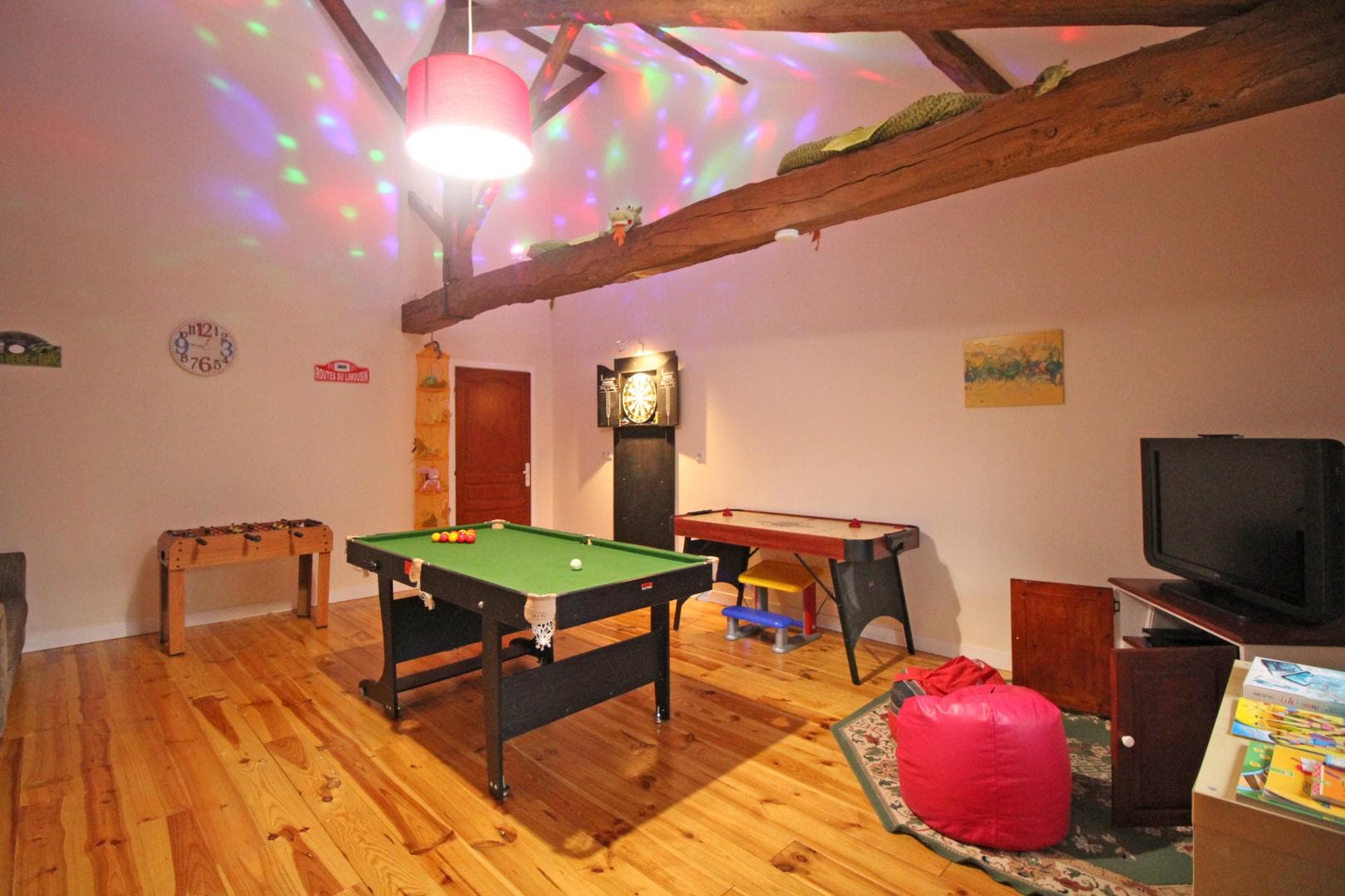 Maison de Massaloux à Gorre en Haute-Vienne (Nouvelle Aquitaine) - salle de jeux_35