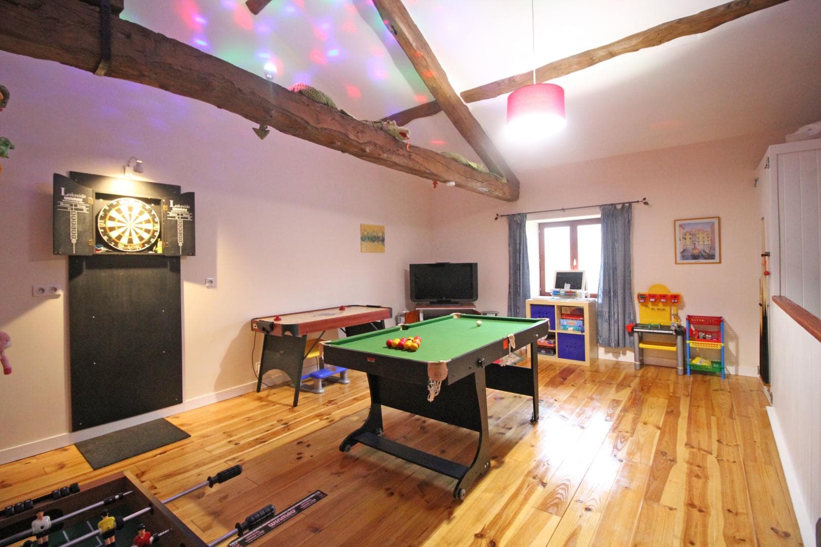 Maison de Massaloux à Gorre en Haute-Vienne (Nouvelle Aquitaine) - salle de jeux_33
