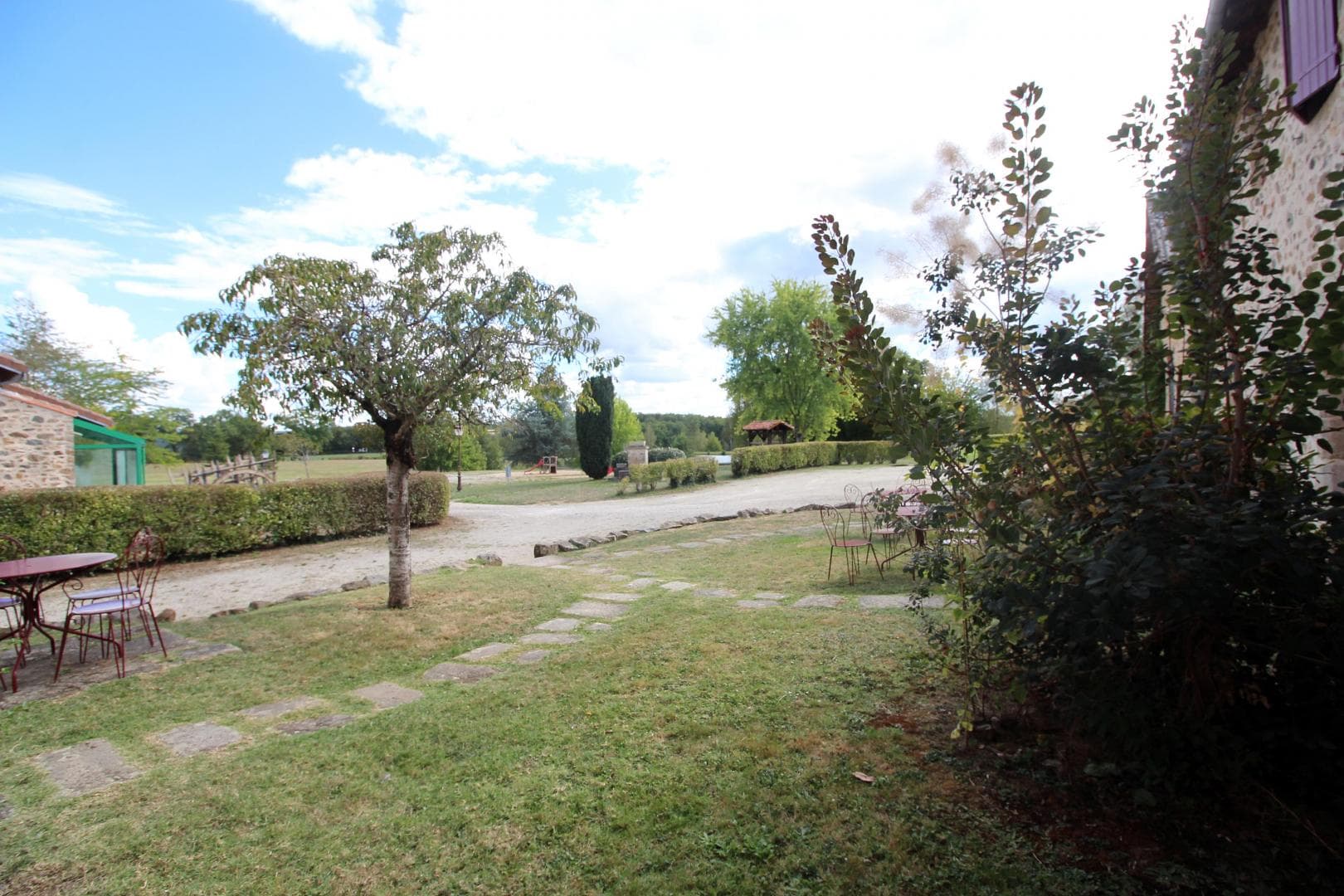 Gite "Le Chambéry" à Saint Brice Sur Vienne en Haute-Vienne - vue devant le gite_20