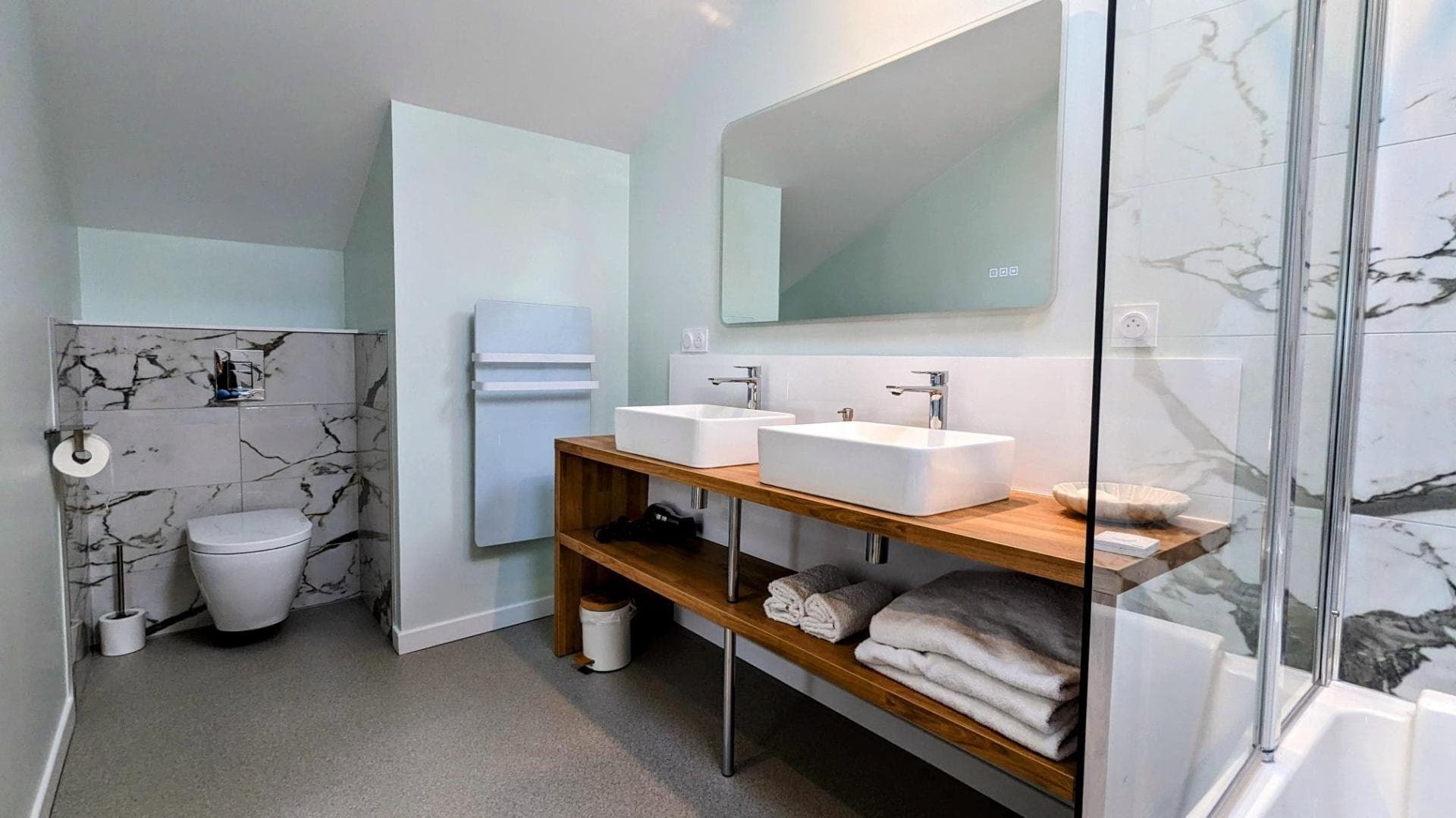 salle de bain suite LES ECUREUILS au gite Le Cottage Limousin à Saint Brice_33