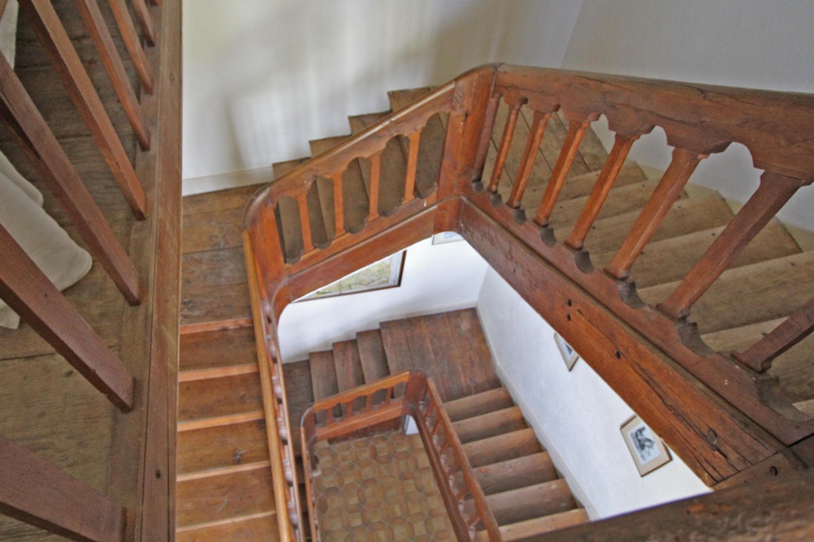 Gite des Hauts de Bosmie, commune de Bosmie L'Aiguille en Limousin - escalier desservant 1er et 2nd étage_12