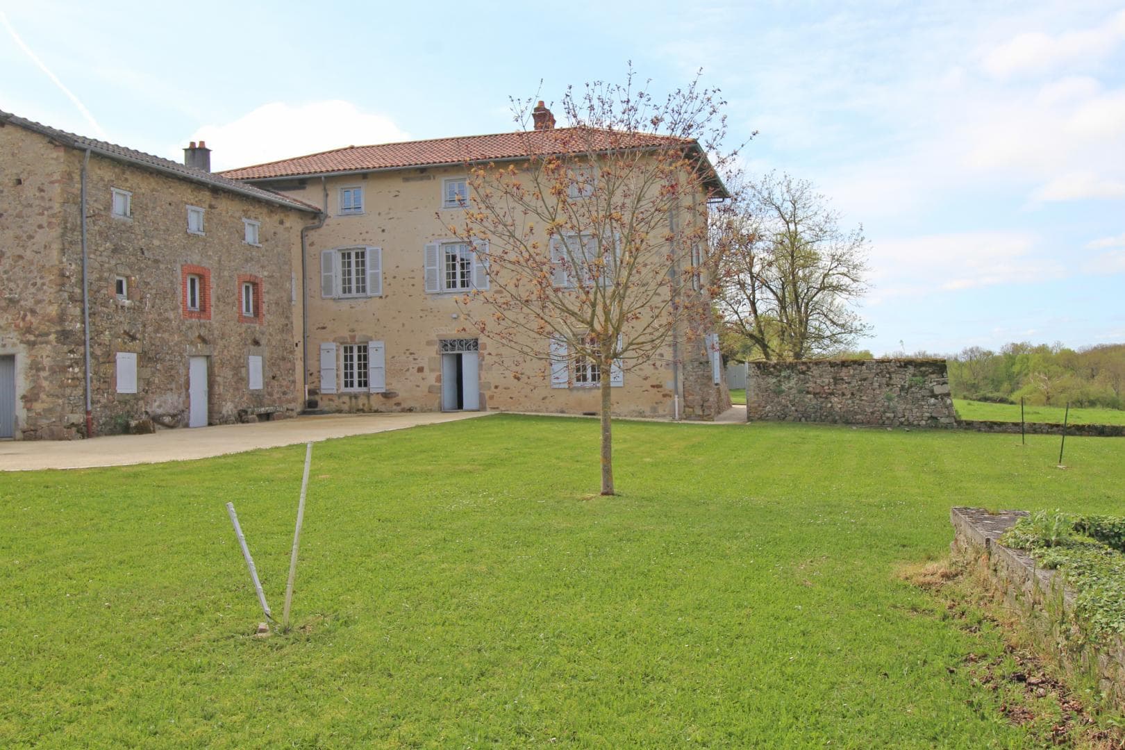 Gite des Hauts de Bosmie, commune de Bosmie L'Aiguille en Limousin - pelouse côté arrivée_27