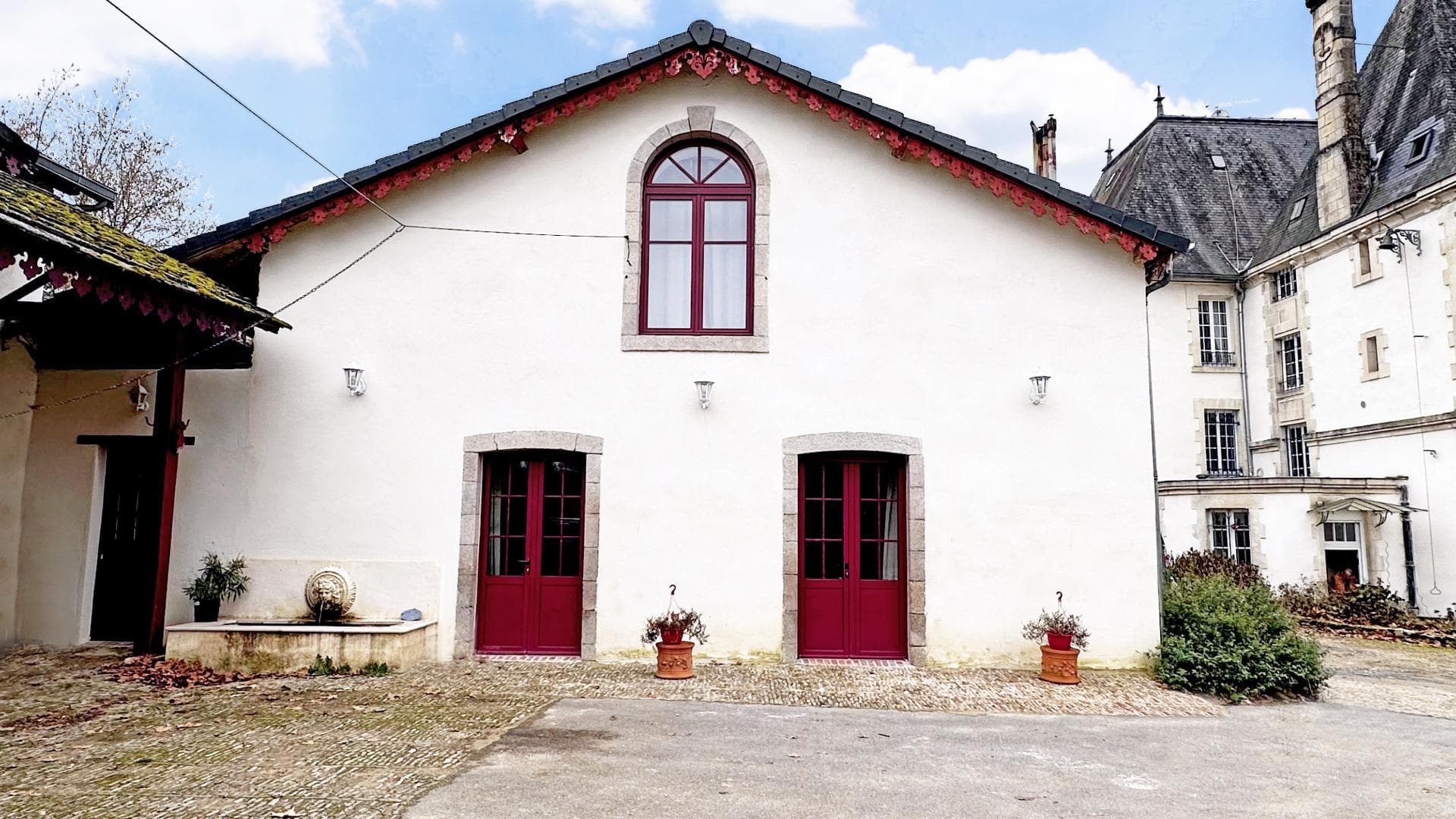 L'écurie du Château de la Chabroulie à Isle en Haute-Vienne (Nouvelle Aquitaine)_1