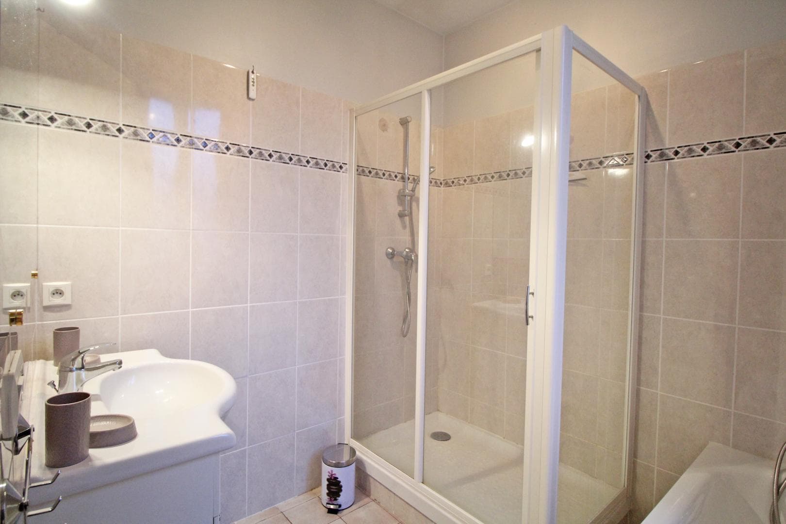 La Maison Haussmannienne à Limoges en Haute-Vienne (Nouvelle Aquitaine)- salle de bains avec douche et baignoire - 1er étage_18
