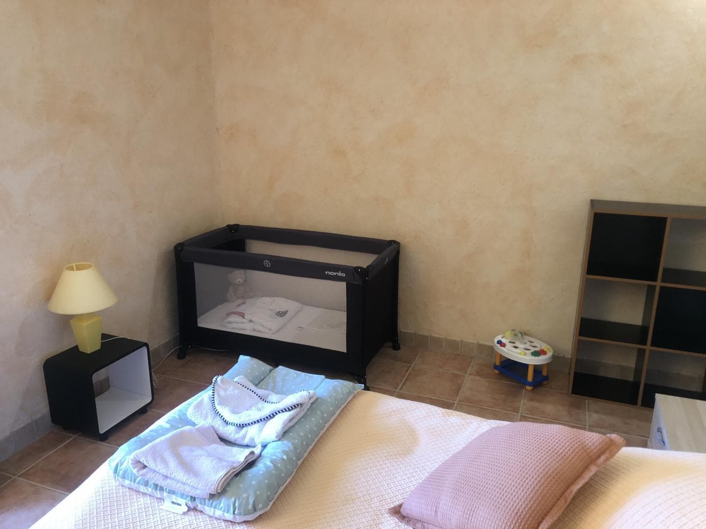 Gite de La Roche commune de Saint Priest Taurion en Haute-Vienne - chambre 2 en version avec lit bébé_15