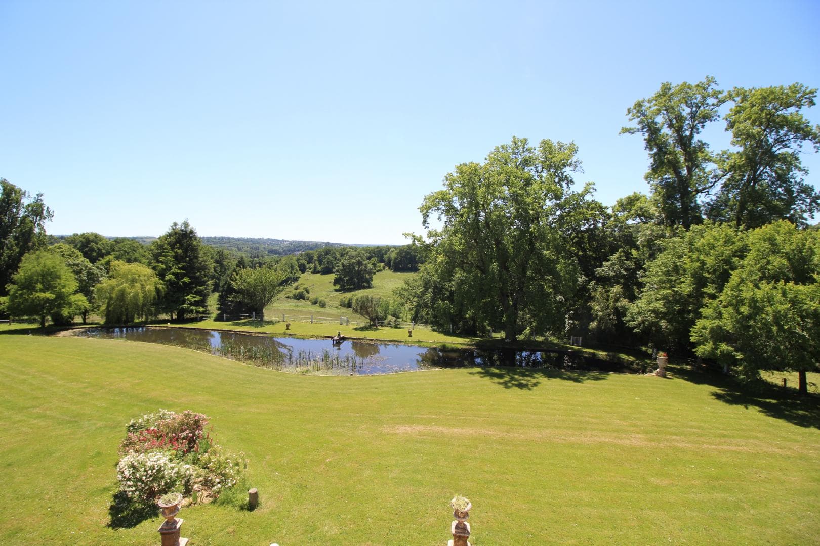 Chambre d'hôtes "Le Chateau De La Chabroulie" à Isle en Haute-Vienne (Nouvelle Aquitaine)- vue de la chambre des oiseaux_55