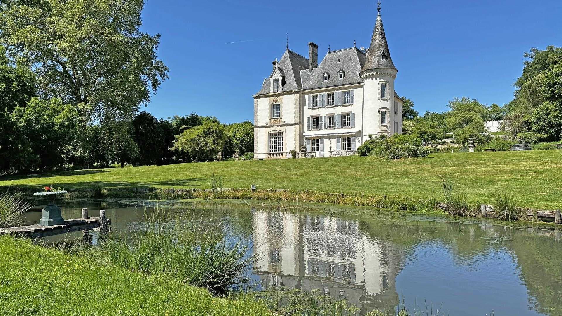 Chambre d'hôtes "Le Chateau De La Chabroulie" à Isle en Haute-Vienne (Nouvelle Aquitaine)_1