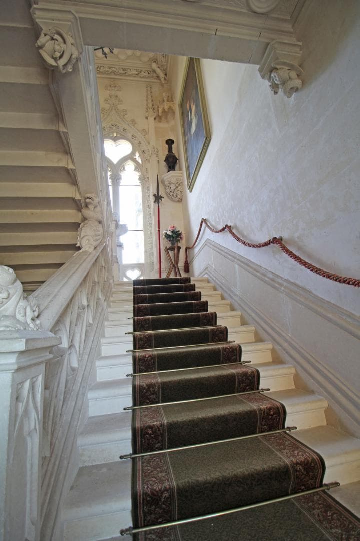 Château de Bort à Saint Priest Taurion en Haute-Vienne (Nouvelle Aquitaine)- Escalier vers les chambres d'hôtes_30