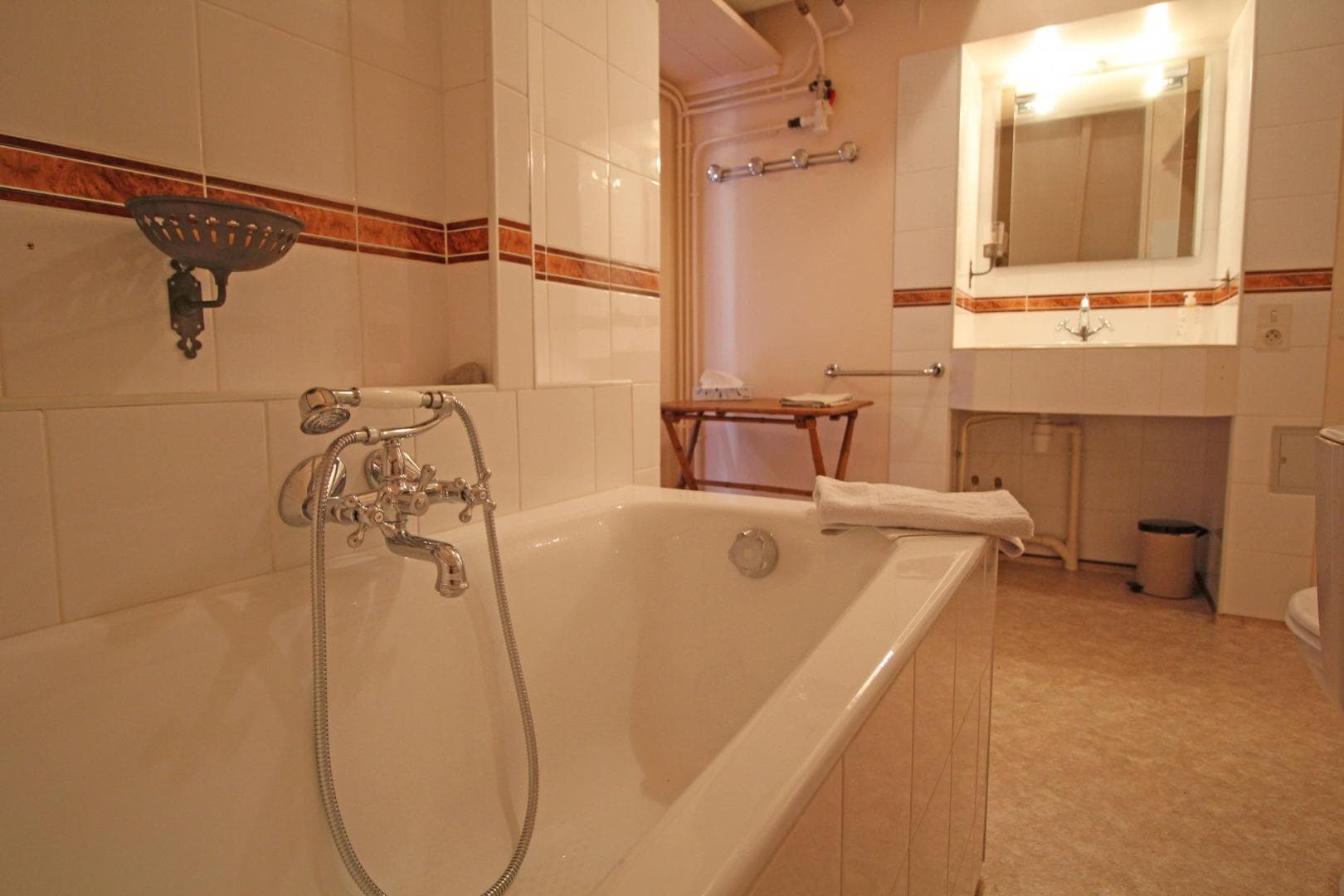 Château de Bort à Saint Priest Taurion en Haute-Vienne (Nouvelle Aquitaine)- Salle de bains chambre des îles_24