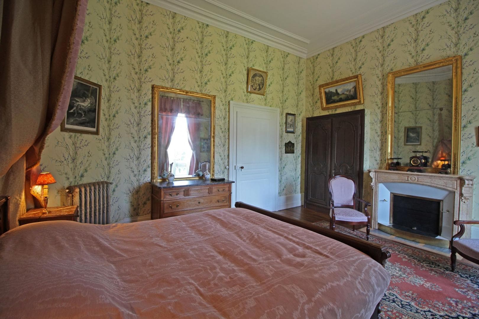 Château de Bort à Saint Priest Taurion en Haute-Vienne (Nouvelle Aquitaine)- chambre mauve_21