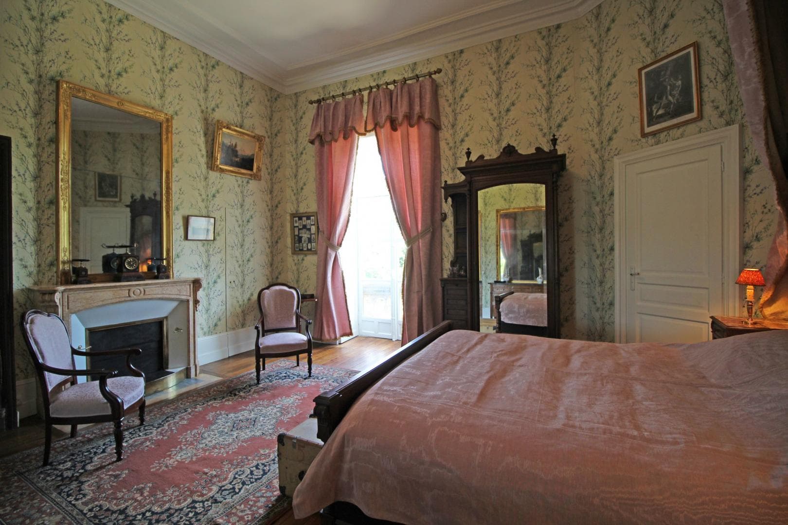 Château de Bort à Saint Priest Taurion en Haute-Vienne (Nouvelle Aquitaine)- chambre mauve_11