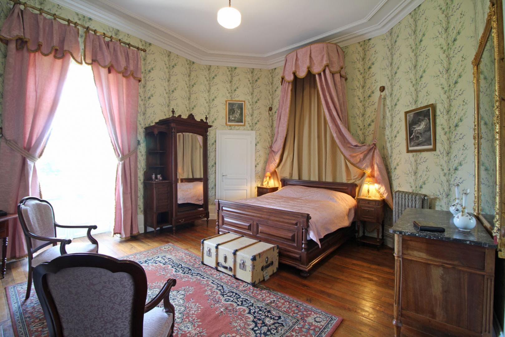 Château de Bort à Saint Priest Taurion en Haute-Vienne (Nouvelle Aquitaine)- chambre mauve_3