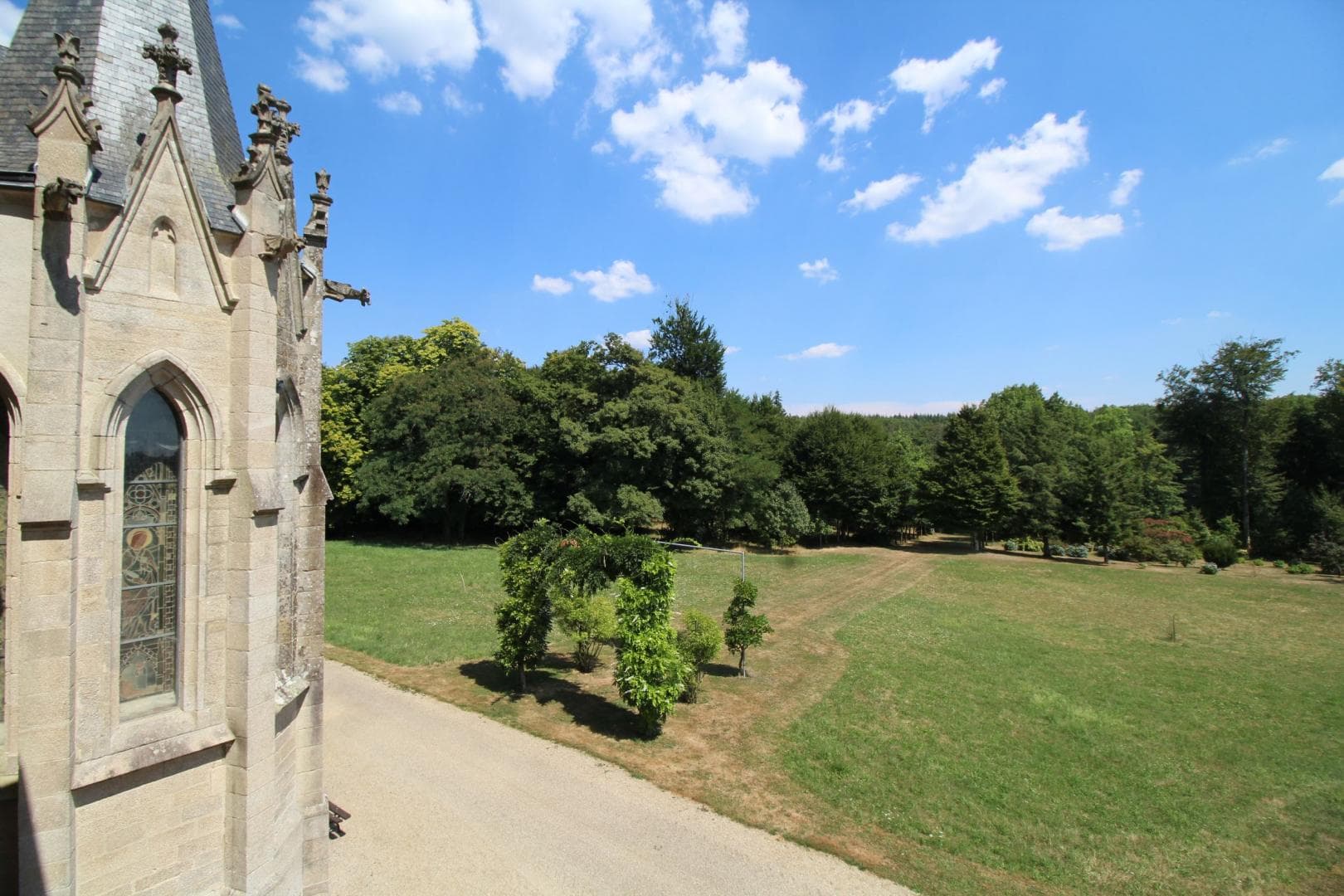 Château de Bort à Saint Priest Taurion en Haute-Vienne (Nouvelle Aquitaine)- Vue de la chambre mauve_22