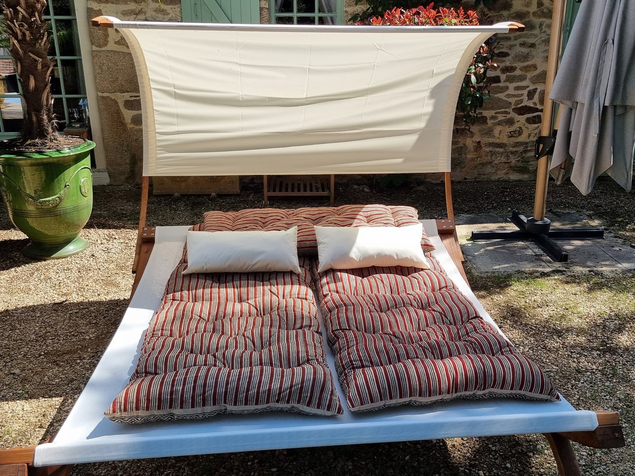 Le lit d'amour au bord de la piscine