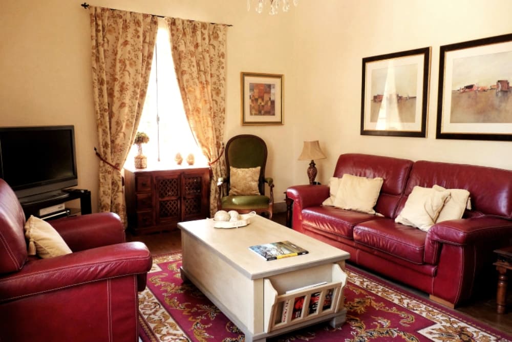 A-Manoir-TV-room-
