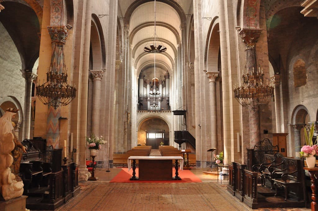 Abbatiale vers l'orgue