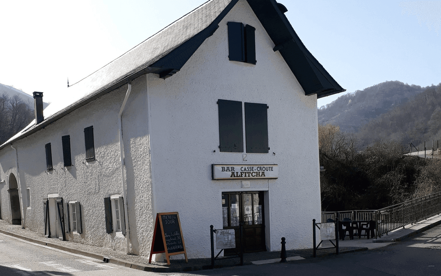 Alfitcha - façade- auberge de village- Pays Basque - Pont des llaminak