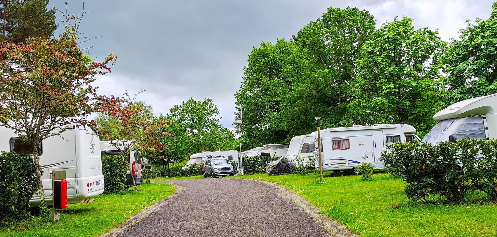 Allée emplacements caravanes