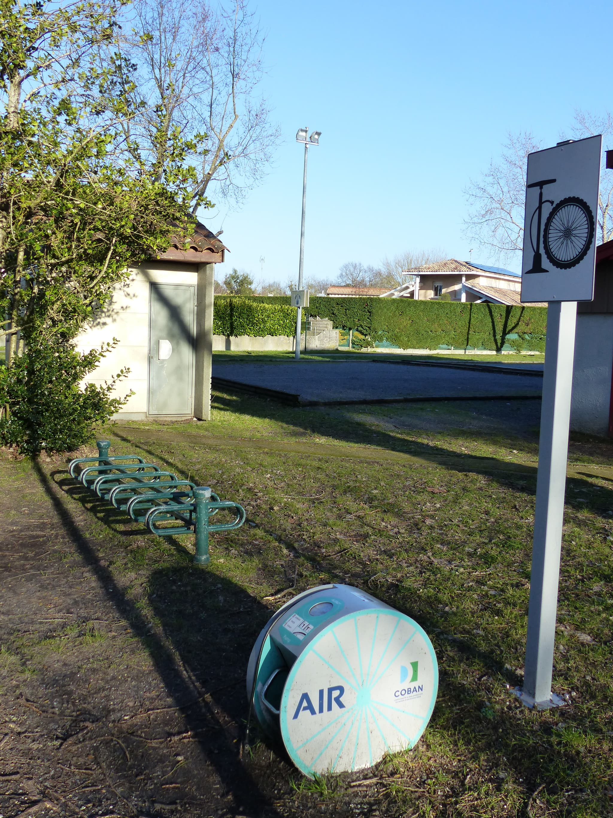 Ancienne Gare .rack à vélos et pompes à vélos der