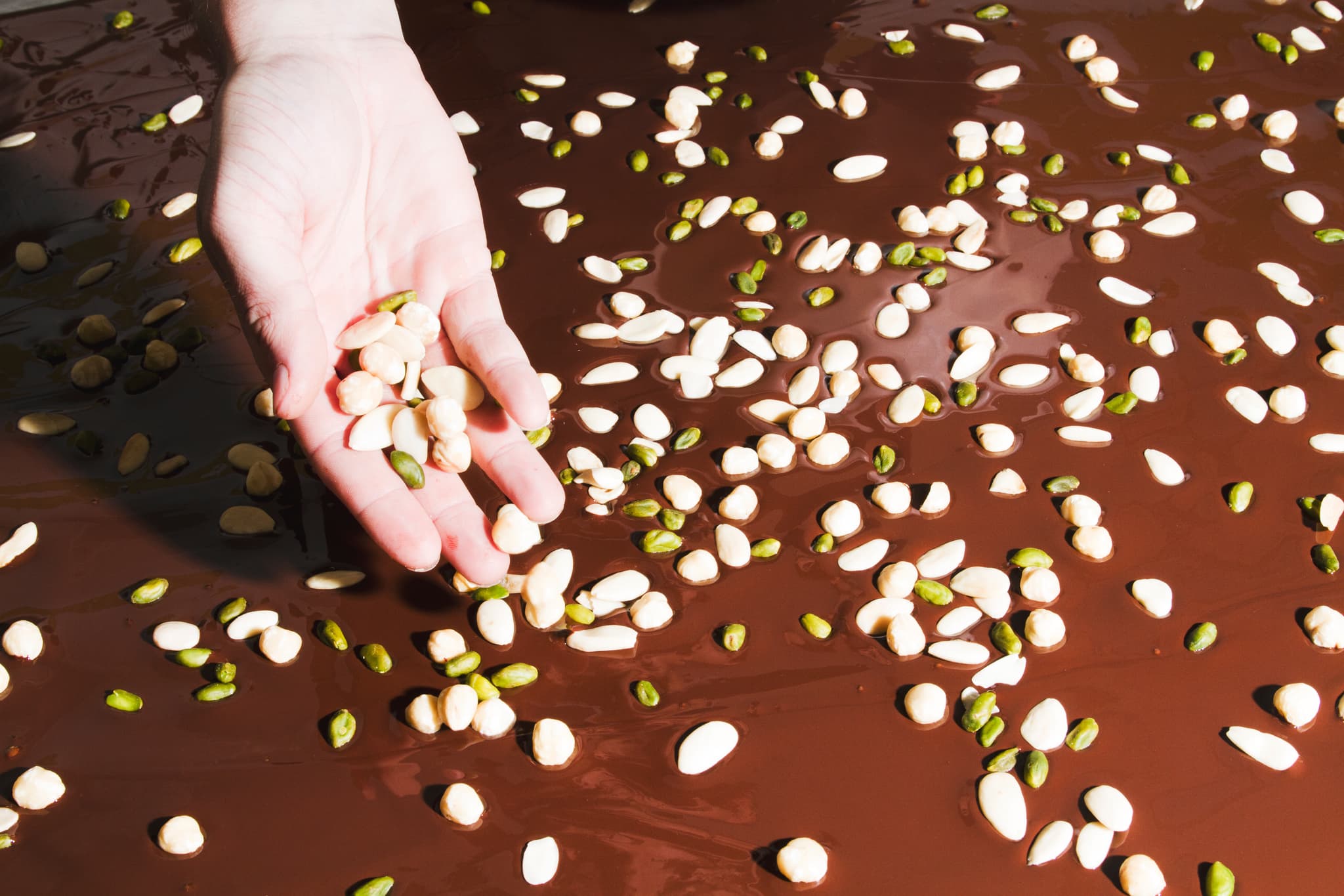 Antton chocolatier-soustons-Mendiant avec main