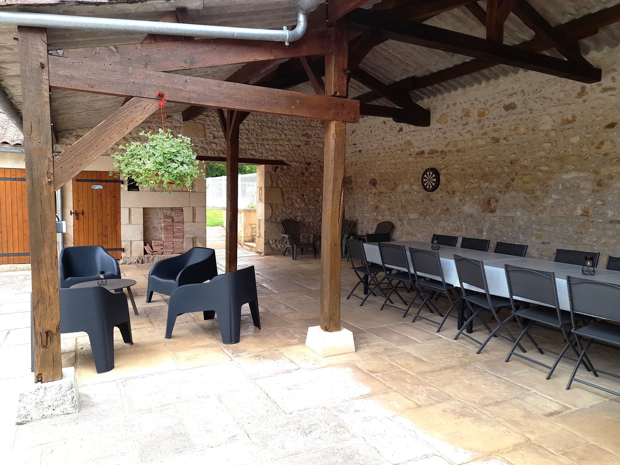 GRAND APPENTIS AVEC TABLES ? CHAISES ET FAUTEUILS