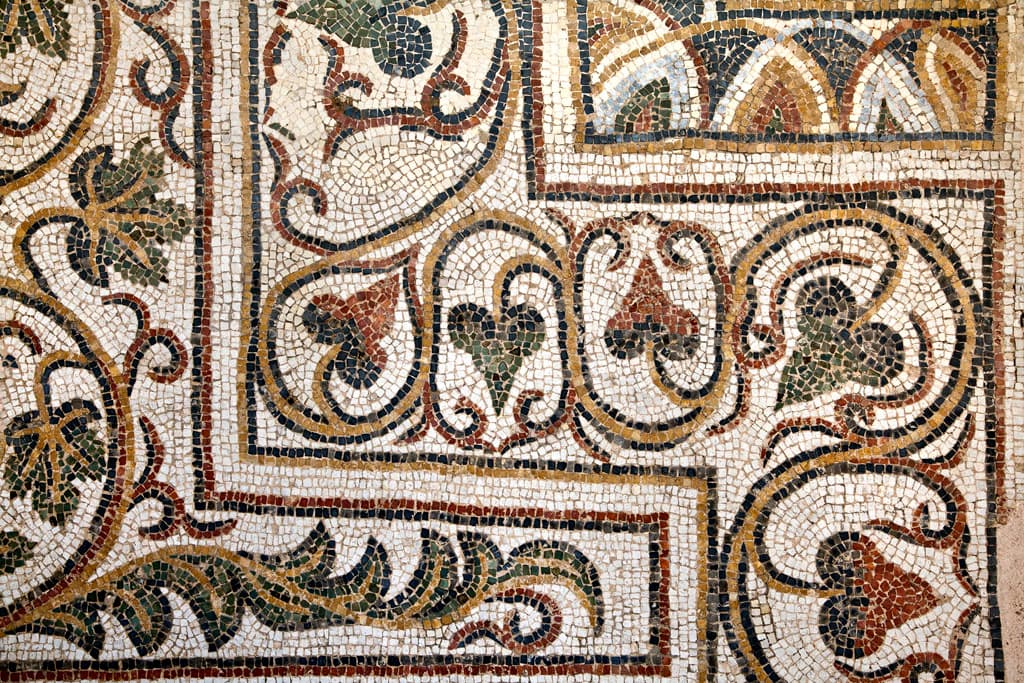 MOSAIQUE ANTIQUE, ABBAYE D' ARTHOUS A HASTINGUES , PAYS D' ORTHE, LANDES.
