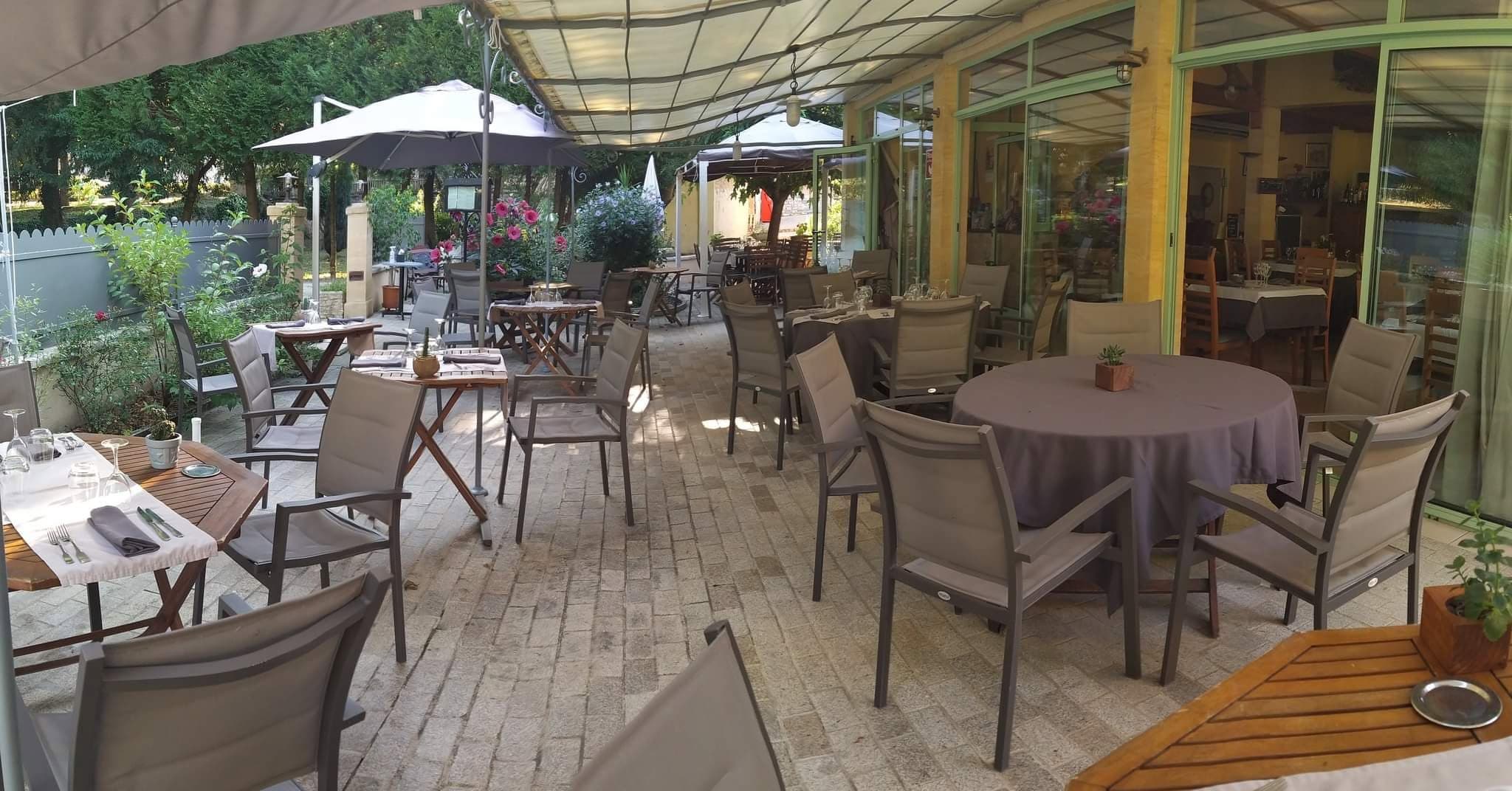 Auberge de la Nauze terrasse