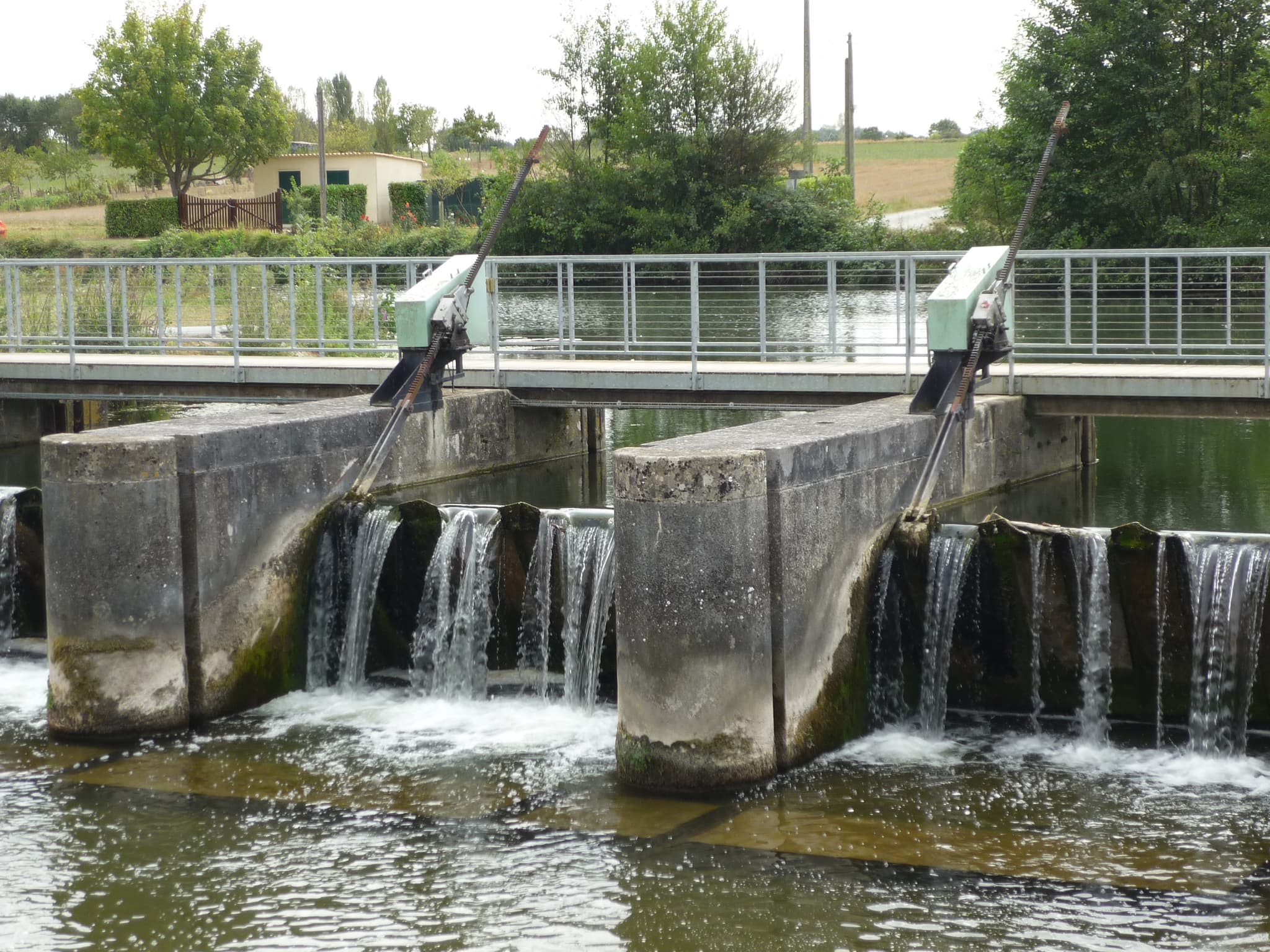 Le barrage du site du Marais Pin à Magné