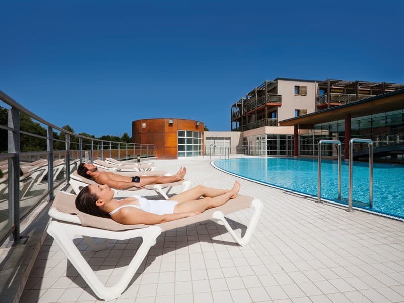 Les Bains de Casteljaloux - Transat piscine extérieure