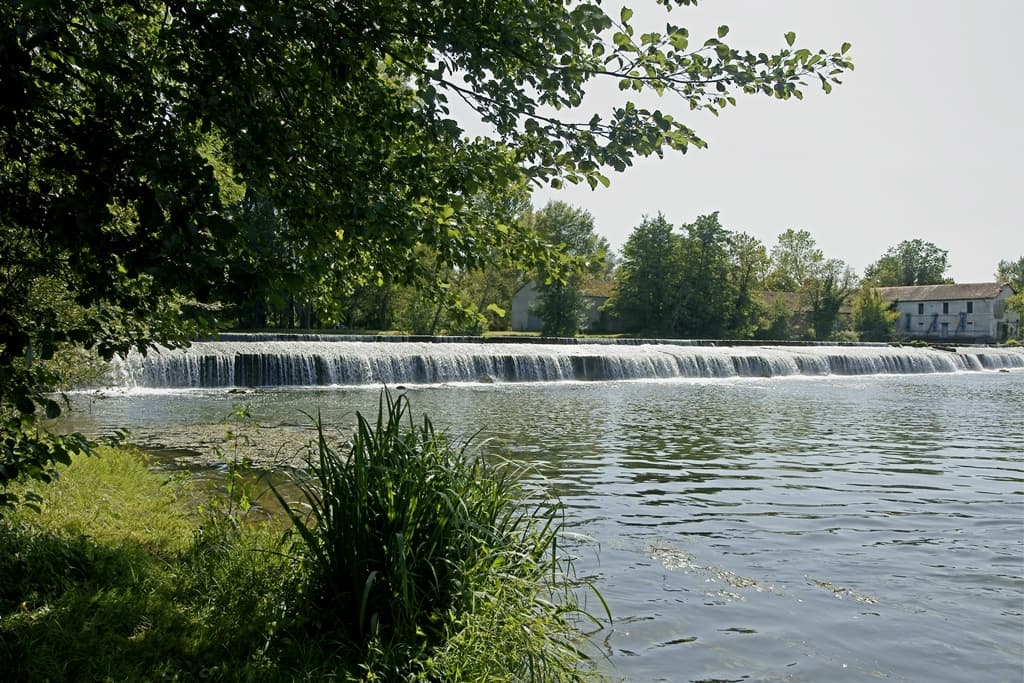 Vue sur le barrage de Ménestérol