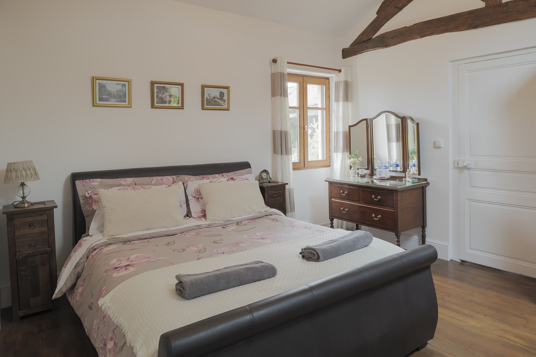 Gîte L'Olivier à Lizant_Bedroom 3 1 X King size bed
