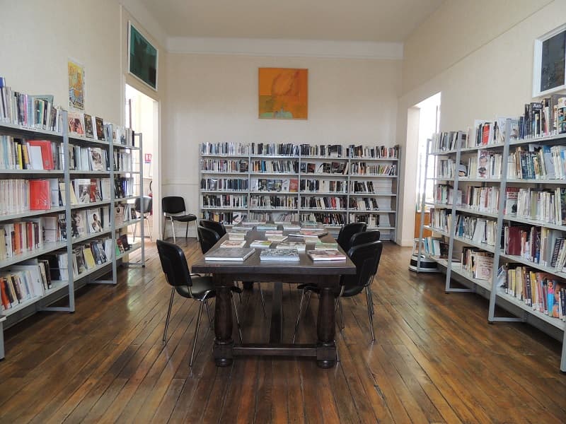 Bibliothèque de Brantôme salle de lecture